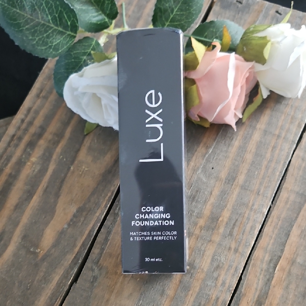Luxe Color Changing Foundation - Black Packaging